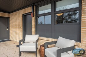 Property grounds - Mid Century Modern King SuiteI1st floor|Walk to downtown and the lake|Parking (Lake Geneva)