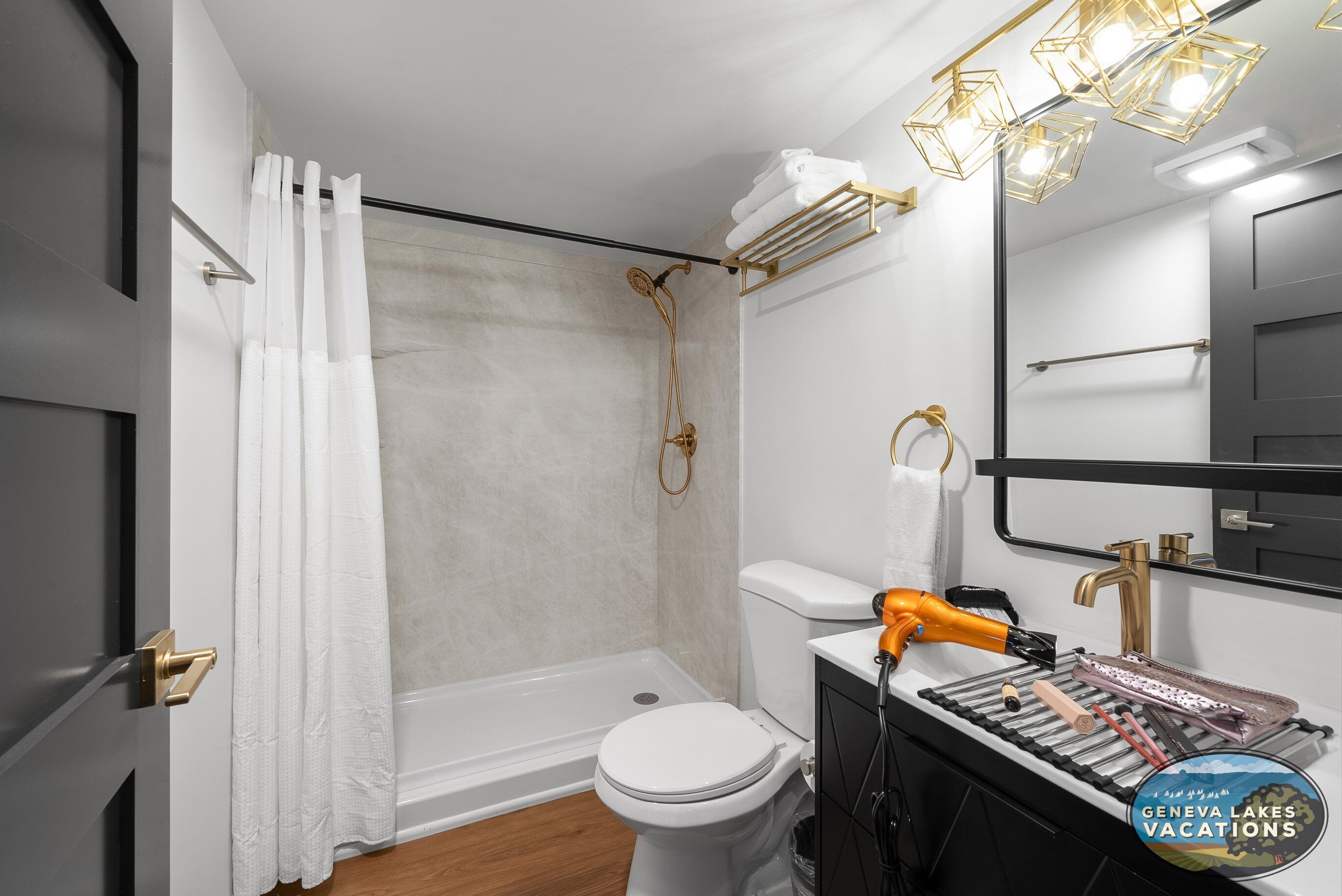 Douche, sèche-cheveux, serviettes fournies