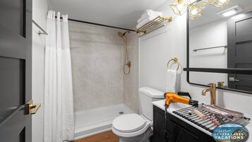 Douche, sĂšche-cheveux, serviettes fournies