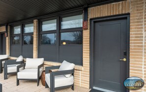 Property grounds - Mid Century Modern Suite 3|1st floor| Walk to downtown and the lake |Parking (Lake Geneva)