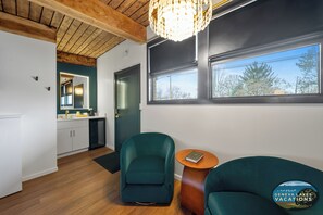 Smart TV - Mid Century Modern Suite 3|1st floor| Walk to downtown and the lake |Parking (Lake Geneva)