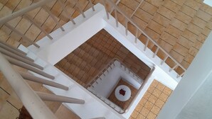 Una scala con corrimano che porta a un pianerottolo.