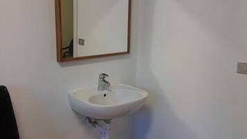 Shared Dormitory, 1 Bedroom, Smoking | Bathroom