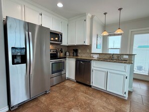 Fridge, microwave, stovetop, dishwasher - GS6 Shared Heated Pool, Walk to the Beach, Golf Cart Access (Port Aransas)