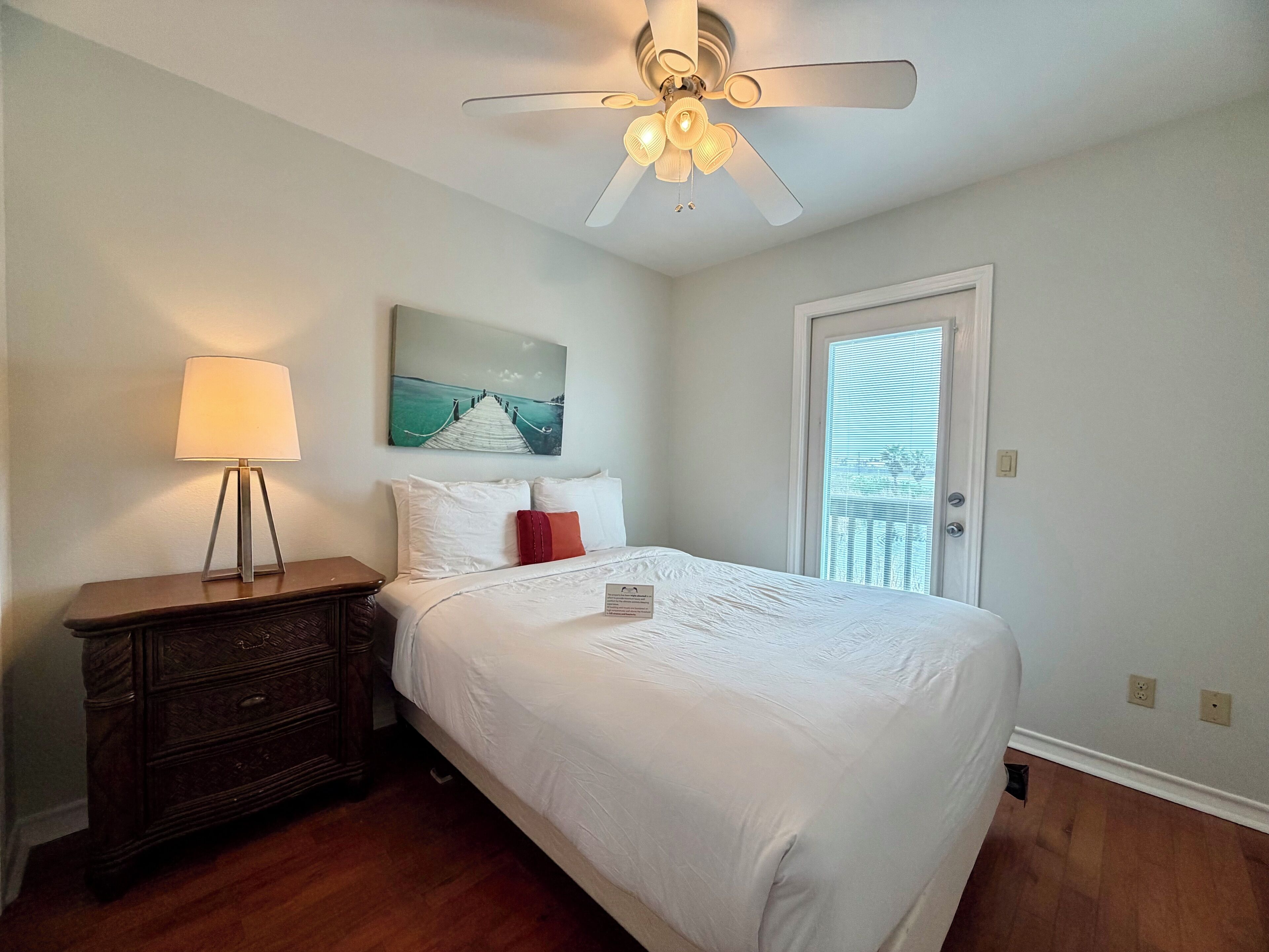 4 室のベッドルーム、WiFi (無料)、ベッドシーツ