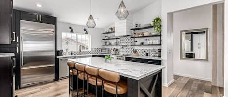 Réfrigérateur, micro-ondes, four, plaque de cuisson