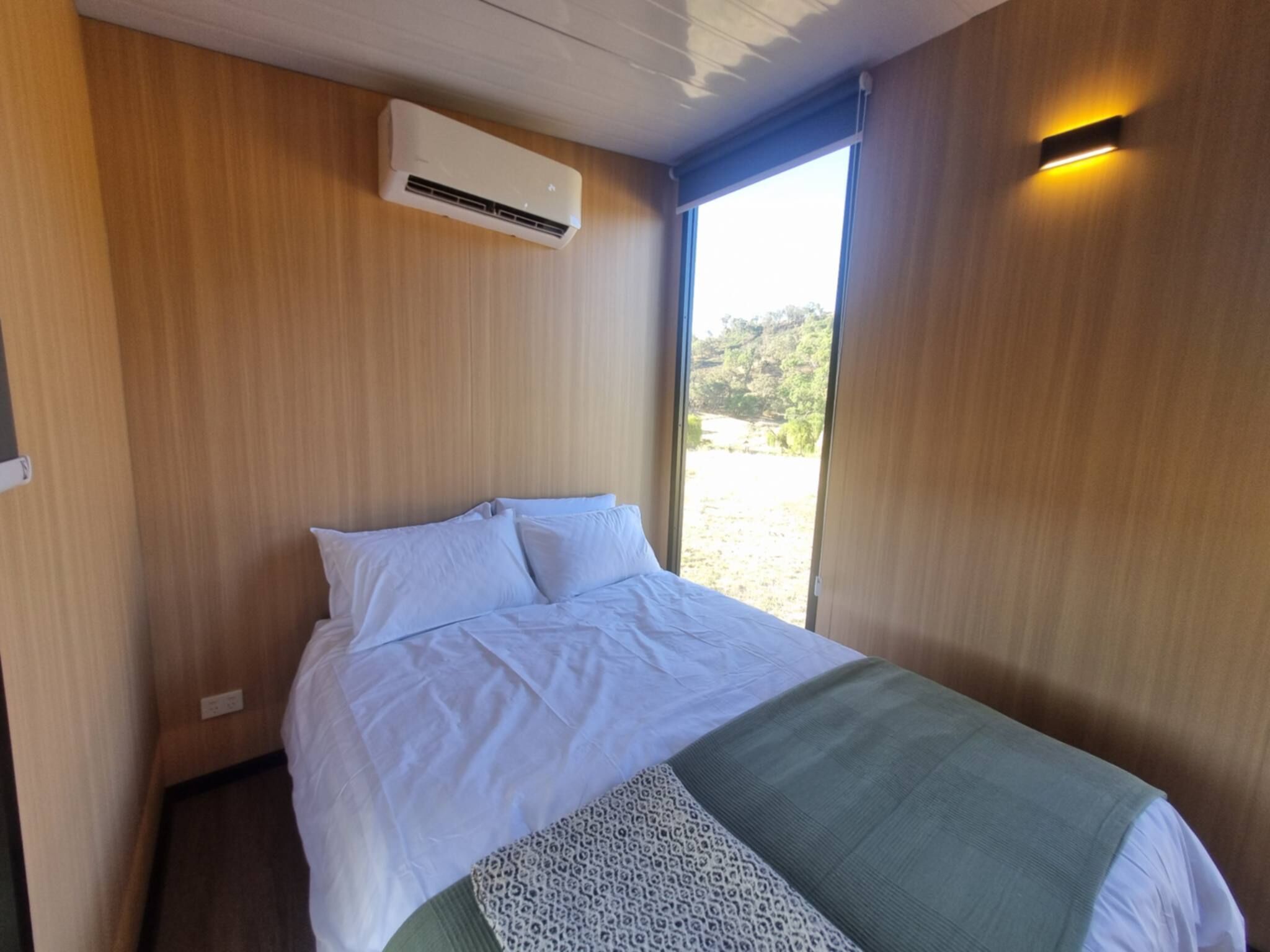 1 bedroom, bed sheets