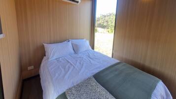 1 bedroom, bed sheets