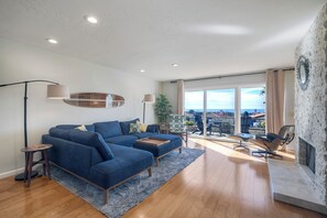 Smart-TV, Kamin, Bücher, Arbeitsbereiche