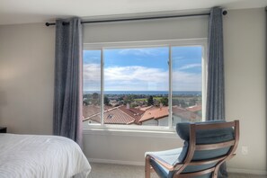 2 bedrooms, desk, iron/ironing board, free WiFi - Luxury Coastal Escape | Sleeps 4 | Ocean Views + Resort Amenities (Carlsbad)