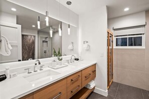 Shower, hair dryer, shampoo - Abode at Bluebird Chalet, hot tub, sauna, heart of Old Town (Park City)