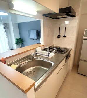 Apartment | Private kitchen | Fridge, microwave, stovetop, rice cooker - TOWN ROYAL 601 (Sapporo)