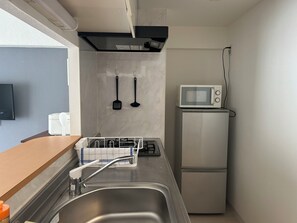 Apartment | Private kitchen | Fridge, microwave, stovetop, rice cooker - TOWN ROYAL 601 (Sapporo)
