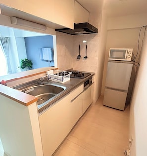 Appartement | Privékeuken | Een koelkast, een microgolfoven, een kookplaat, een rijstkoker