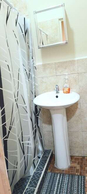 Toalhas de banho, sabonete, papel higiênico 