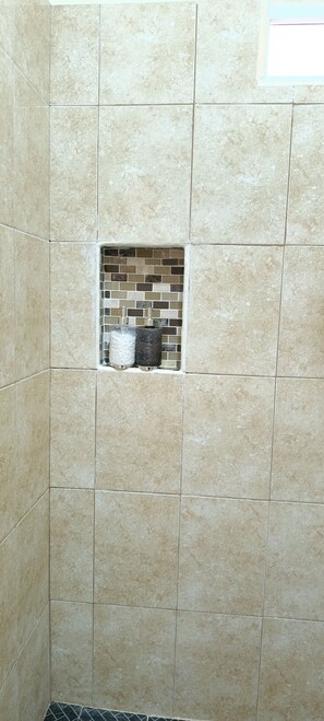 Serviettes fournies, savon, papier toilette