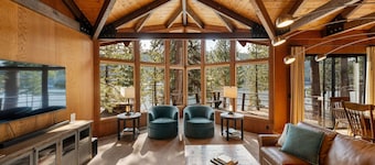 Donner Delight - Classic Donner Lakefront Cabin with Fantastic Views and Walkable to Shoreline Park
