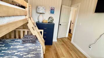 4 bedrooms, iron/ironing board, WiFi, bed sheets