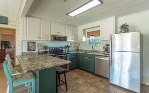 Kjøleskap, mikrobølgeovn, ovn og kokeplater