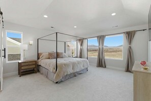6 Schlafzimmer, Schreibtisch, Bügeleisen/Bügelbrett, Reisekinderbett