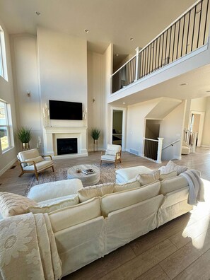 Fernseher, Kamin, Arbeitsbereiche