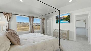 6 bedrooms, desk, iron/ironing board, travel cot