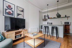TV, stereo - Blueground | Grandes-Carrières, view, nr Sacré-Cœur (Paris)