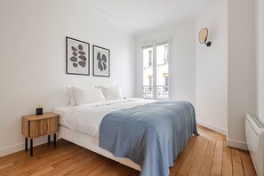 1 bedroom, iron/ironing board, WiFi, bed sheets - Blueground | Grandes-Carrières, view, nr Sacré-Cœur (Paris)