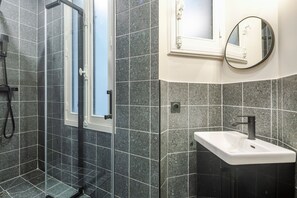 Hair dryer, towels - Blueground | Ternes, view, nr Parc Monceau (Paris)