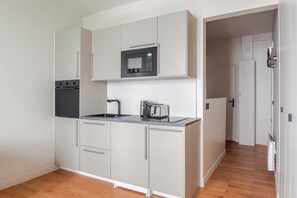 Réfrigérateur, four à micro-ondes, un four, surface de cuisson