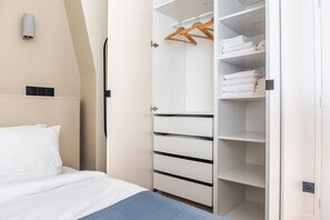 1 bedroom, iron/ironing board, WiFi, bed sheets - Blueground | Ternes, view, nr Parc Monceau (Paris)