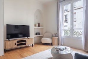 TV, stereo - Blueground | Ternes, view, nr Parc Monceau (Paris)