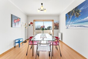 Dining - GuestReady - Charming Porto retreat with terrace (Boavista)