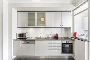 Fridge, microwave, oven, dishwasher - GuestReady - Charming Porto retreat with terrace (Boavista)