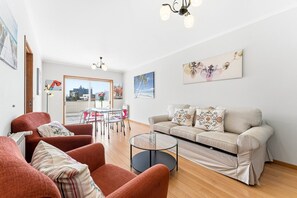 TV - GuestReady - Charming Porto retreat with terrace (Boavista)