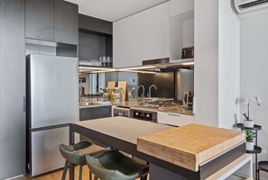 Refrigerador, microondas, horno y parrilla de estufa 