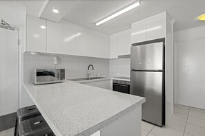 Frigorifero, microonde, forno, piano cottura