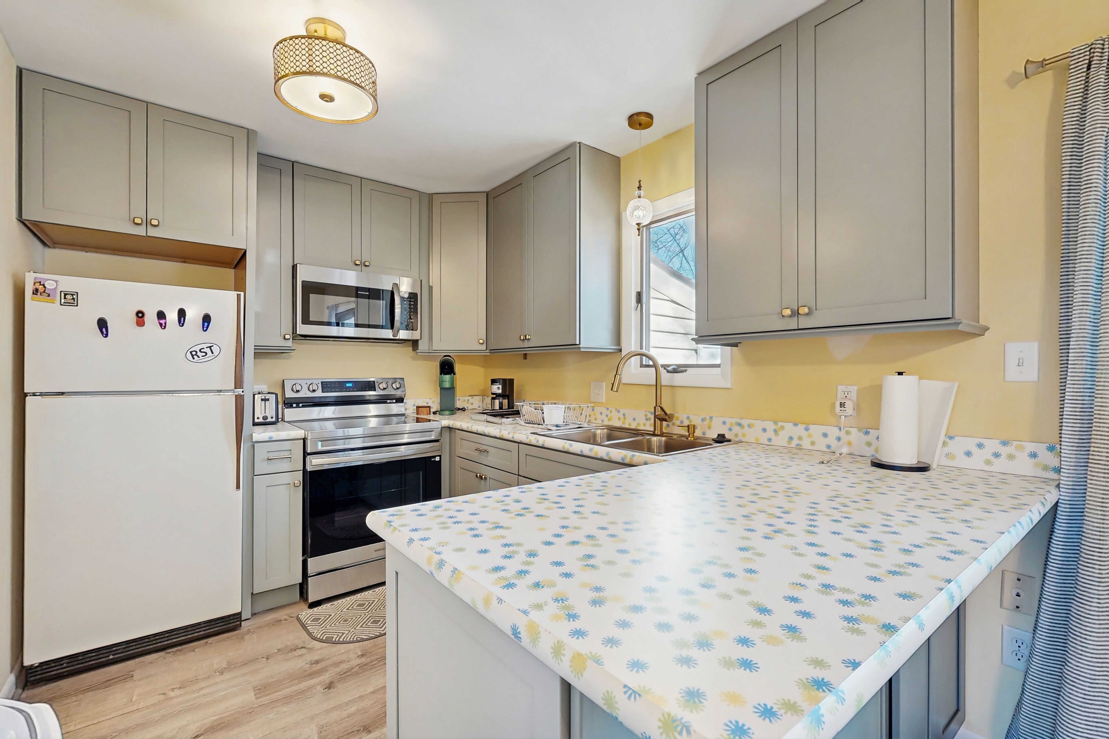 Kjøleskap, mikrobølgeovn, ovn og kokeplater