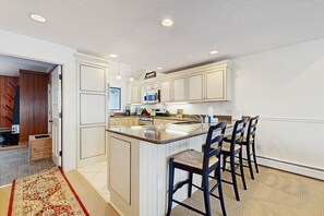 Frigorífic, microones, forn i placa de cuina 