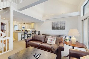 Televisor, reproductor de DVD i llibres 