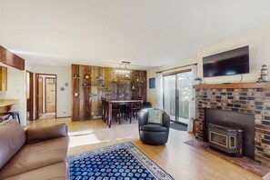 Una televisión, una chimenea, un reproductor de DVD