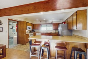 Frigorífico, microondas, horno y placa de cocina