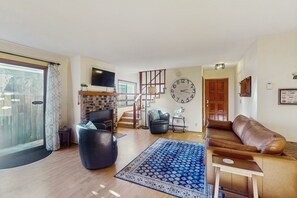 Una televisión, una chimenea, un reproductor de DVD