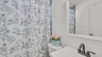 Hårføner, håndklær, såpe og toalettpapir