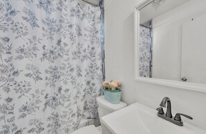 吹风机、毛巾、肥皂、卫生纸