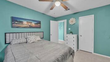 Strykejern/-brett, internettilgang og sengetøy