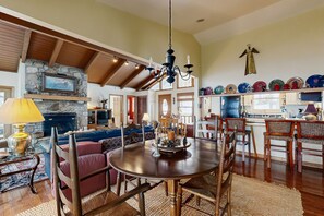 Dining - Adventure Awaits! Beech Mountain Home Near Skiing, Hiking & Trails (Beech Mountain)