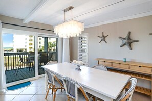 Luxury Condo, Beach View | Dining - 2 2 Oceanside Modern Condo Ocean View (Treasure Island)