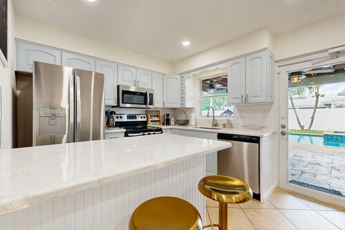 Costal home located near Lauderdale by the Sea with pool & jacuzzi hot tub