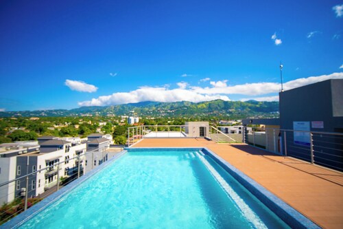  1 bdrm  apartment  roof top pool, gym, mountain views, 24 hr security  Barbican